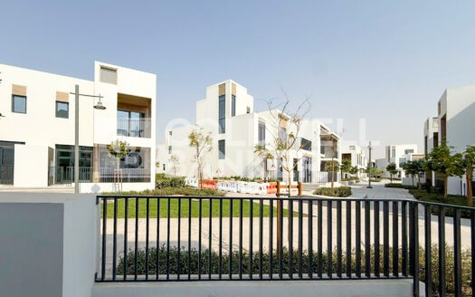 Bright | Single Row | Close to Amenities