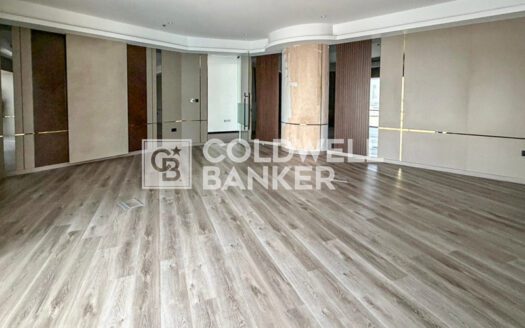 Vacant | Ready to Move | Near to Metro
