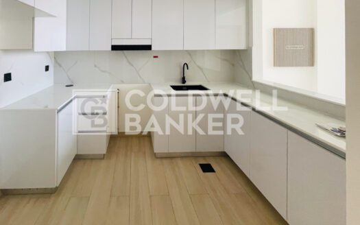 Closed Kitchen | Cummunity View | Mid Floor