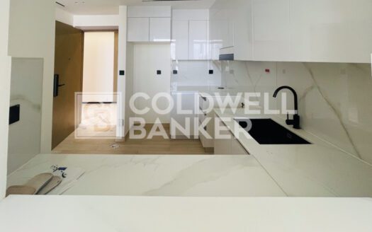 Closed Kitchen | Cummunity View | Mid Floor