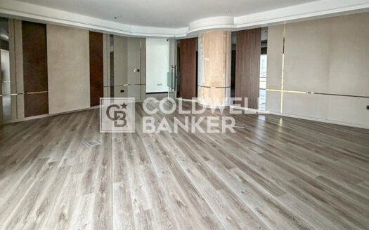 Vacant | Ready to Move | Near to Metro
