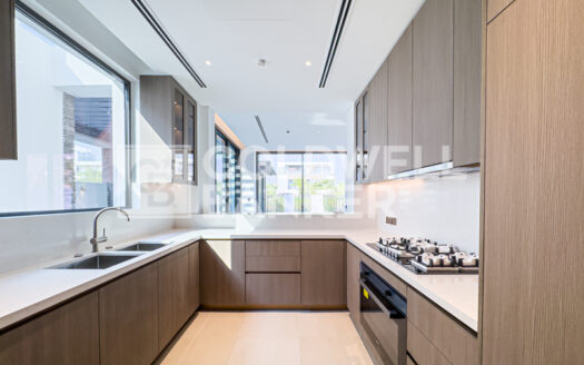 Single Row | Corner Unit | Close to Amenities